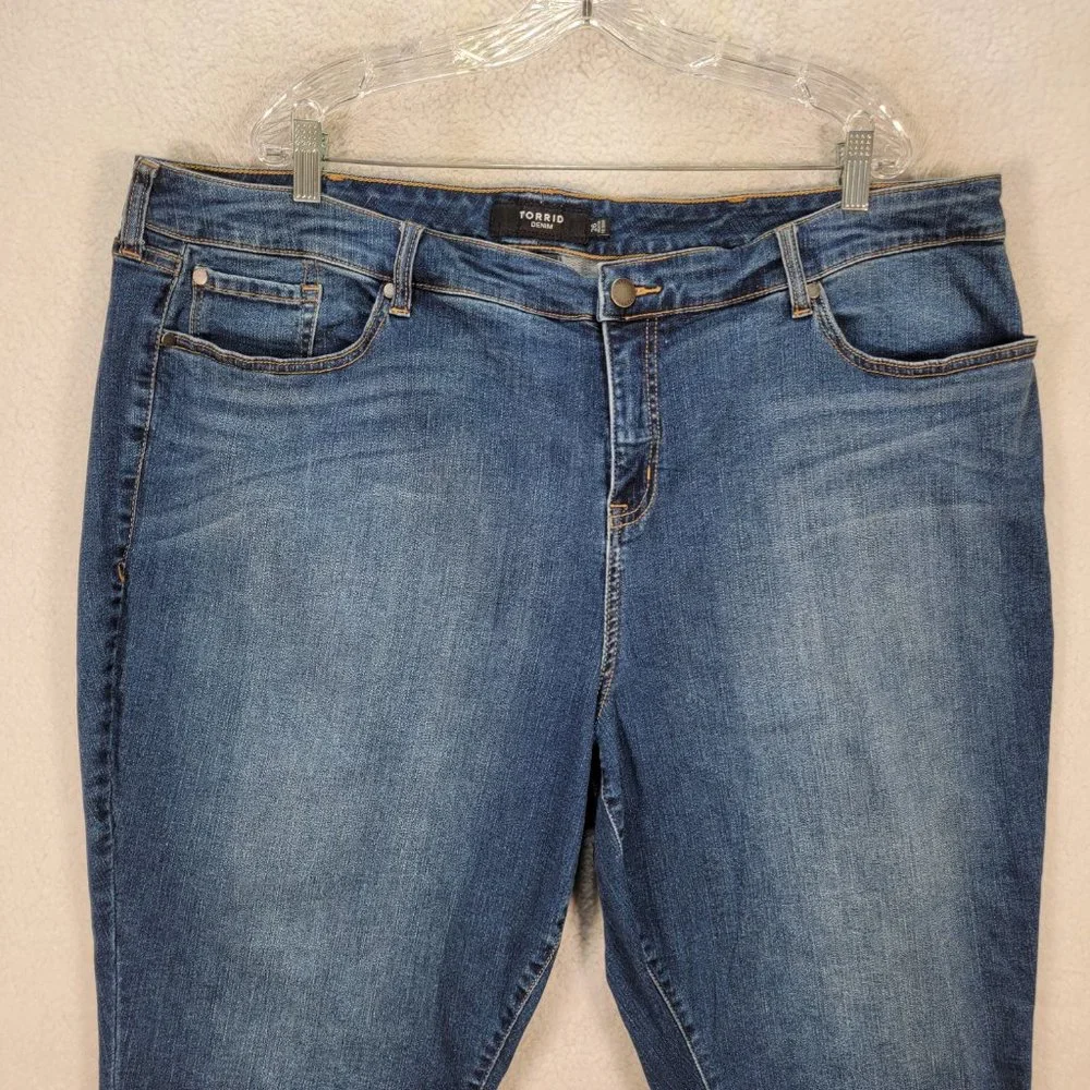 Torrid Plus Size Dark Blue Denim Stretch Mid Rise Cropped Straight Jeans - Picture 2 of 15